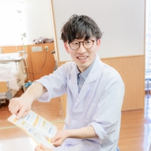 薬剤師が説明している写真