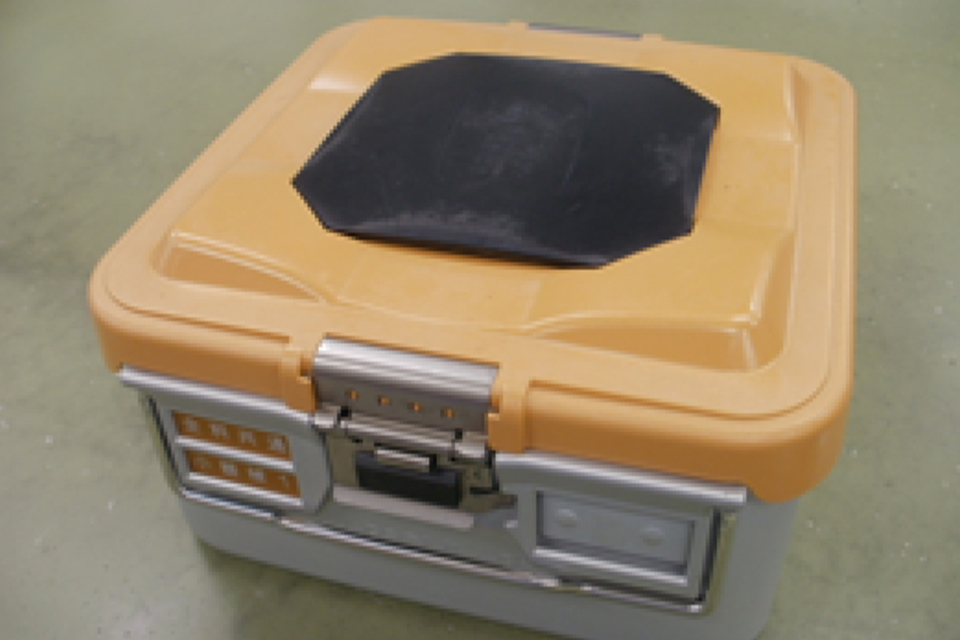 金属製のコンテナ