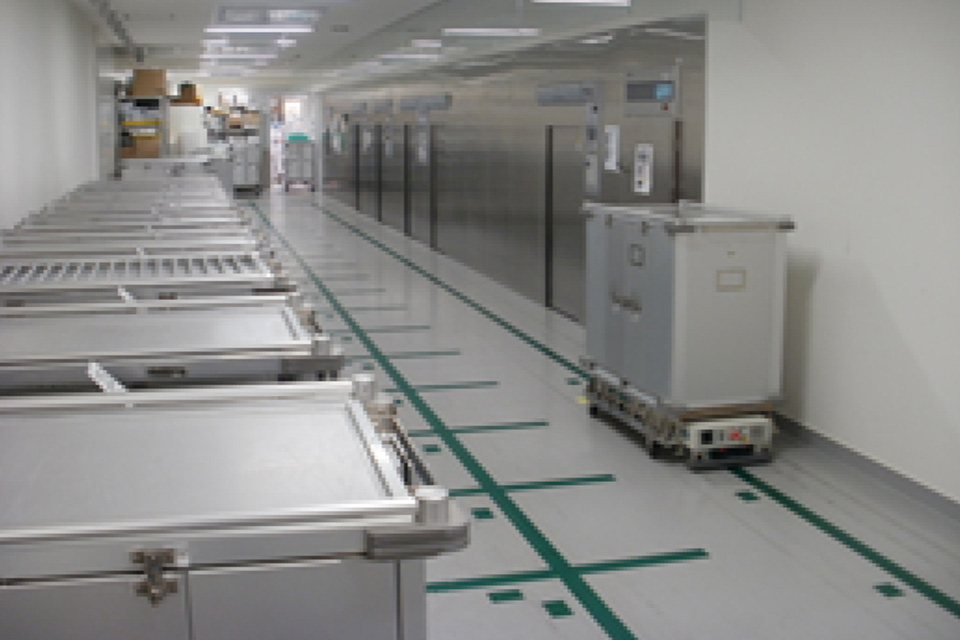 搬送機で各部署に供給されている様子