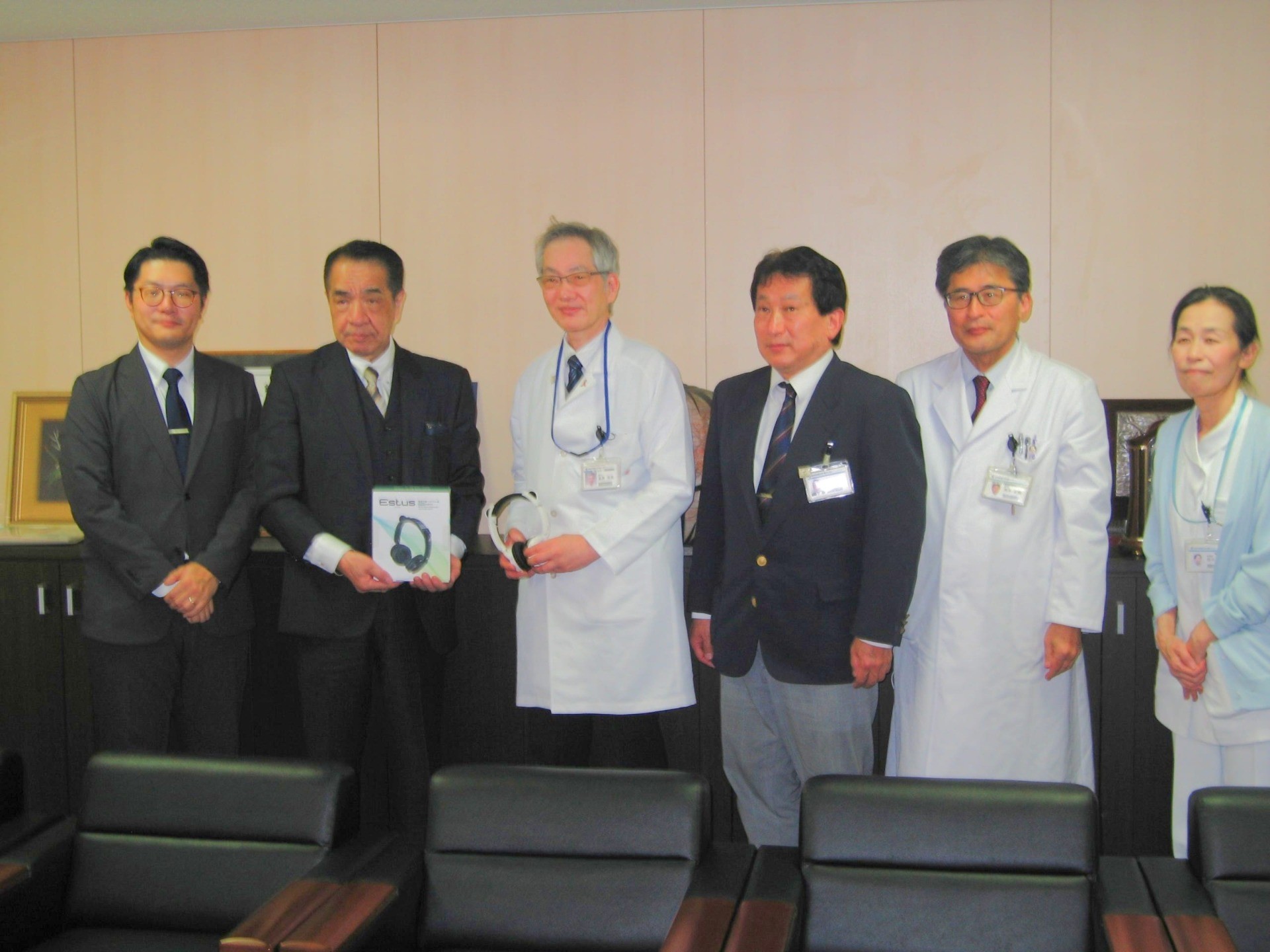 株式会社イチワ様よりソーラー充電式ヘッドフォンタイプ集音器Estus  5セットのご寄附がありました。